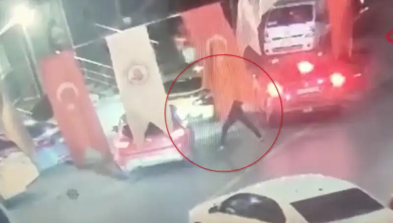 Kağıthane'de Korkunç Cinayet: Sokak Ortasında Otomobildeki Genç Korkunç Bir Saldırıya Uğradı