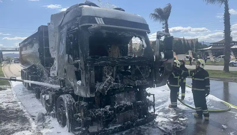 Kum Yüklü TIR'da Yangın: Olay Yeri Gözler Önünde Yandı!