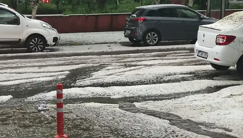 Ardahan'da Dolu Yağışı Şehri Beyaza Bürüdü: Doğa Nefes Ketti