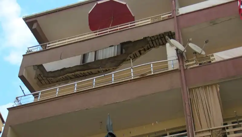 Güngören'de Korkunç Facia: Beş Katlı Binanın Balkonu Çöktü