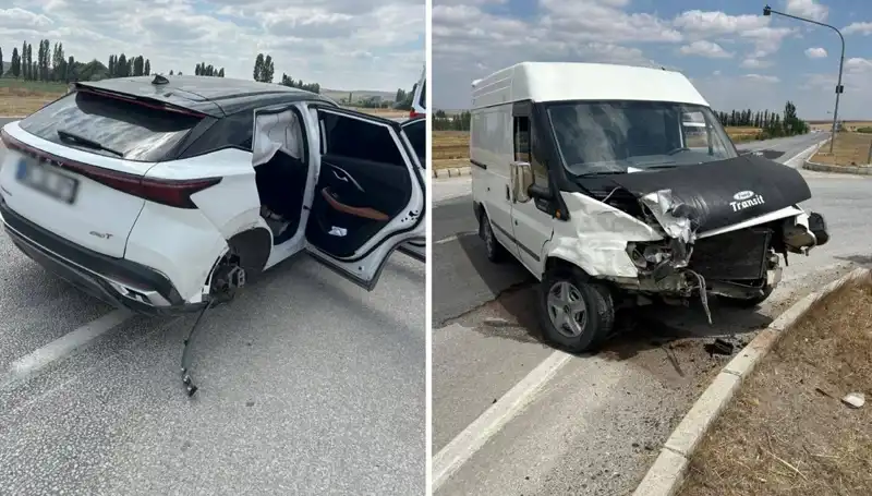 Çorum'da Korkunç Kazada İki Araç Kafa Kafaya Çarpıştı